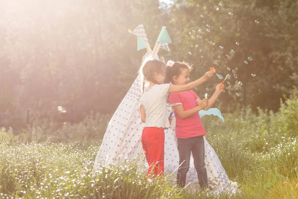 Дитинство Концепція Гігієни Щасливі Маленькі Дівчата Грають Дитячому Наметі — стокове фото