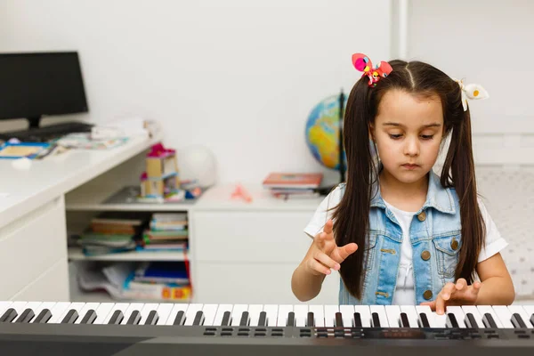ピアノの女の子のための音楽のホームレッスン 隔離中の家庭での子供のための活動のアイデア 音楽の概念 — ストック写真