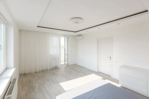 Single Wooden Bed Blanket Next Stylish Wooden Cabinet Elegant Bedroom — Fotografia de Stock