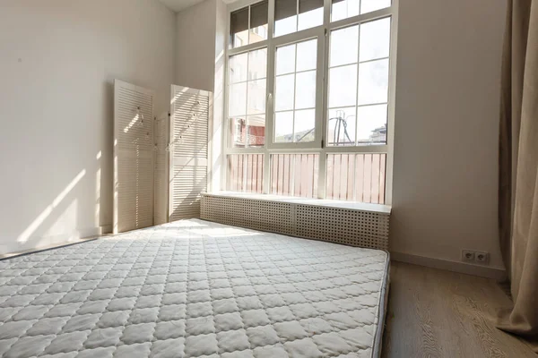 Die Neue Matratze Und Der Holzboden Konzept Der Neuen Heimat — Stockfoto