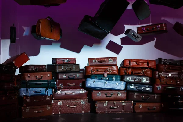 Das Konzept Von Reisen Und Tourismus Viele Kleine Koffer — Stockfoto