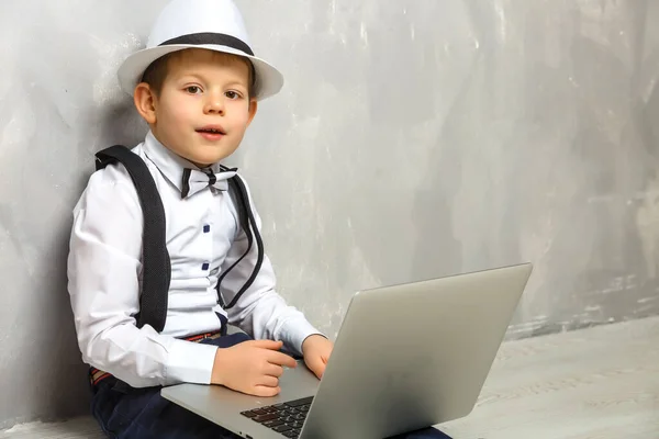Portret Van Genius Jonge Jongen Die Aan Computer Werkt Zittend — Stockfoto