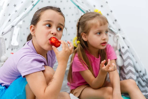 Дві Маленькі Дівчата Їдять Полуницю — стокове фото