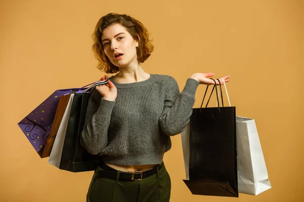 Frau Beim Einkaufen Glückliche Frau Mit Einkaufstüten Beim Einkaufen Konsum — Stockfoto