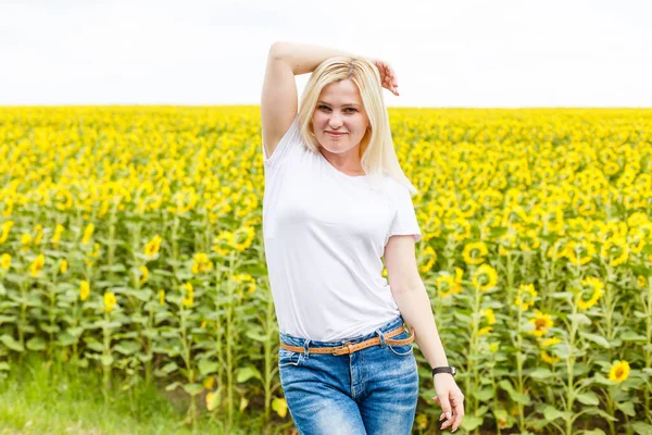 Lächelnde Frau Sonnenblumenfeld Natur Sonne — Stockfoto