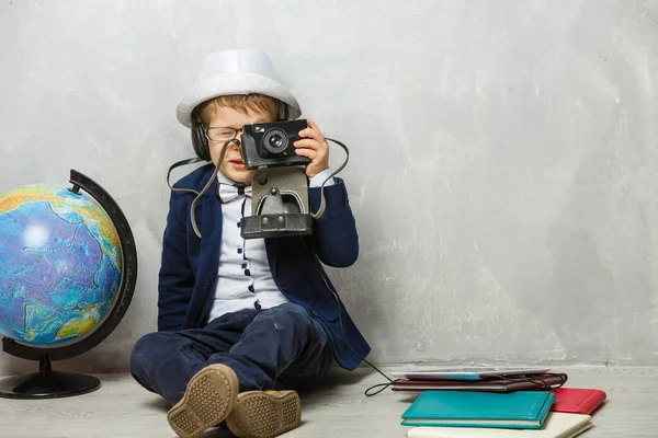 Malý Fotograf Chlapec Fotoaparátem Stylově Oblečené Dítě Vestě Kravatou Pořizuje — Stock fotografie