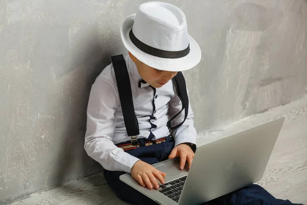Jongeman Zit Laminaatvloer Met Zwarte Laptop Bovenaanzicht — Stockfoto