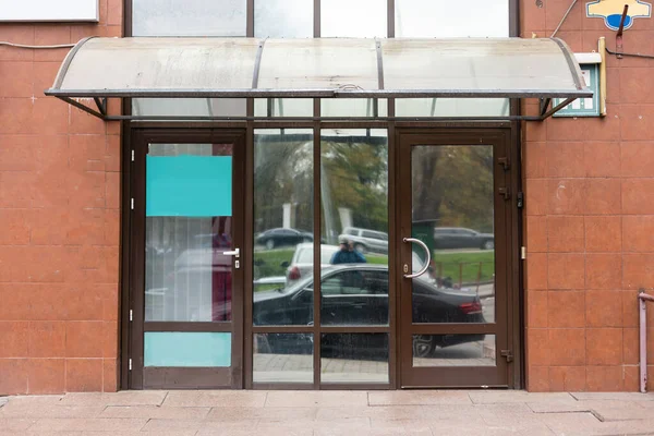 前门办公大楼的前门 反映玻璃中的建筑物 — 图库照片