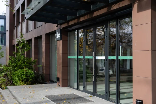 Die Eingangstür Eines Bürohauses Dem Sich Gebäude Glas Spiegeln — Stockfoto
