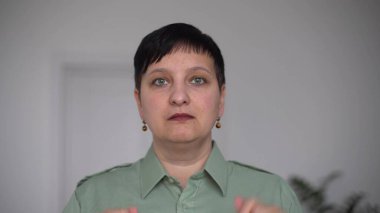 Gülümseyen kendine güvenen genç iş kadını çevrimiçi öğretmenlik başvurusu yöneticisi ile konuş konferans görüntülerini konuştur iş görüşmesi sırasında konuş ofiste kameraya bak, webcam görünümüne bak