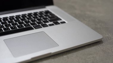 Bir USB flash bellek anahtarını bir dizüstü bilgisayarın portuna bağla. Yüksek kalite 4k görüntü