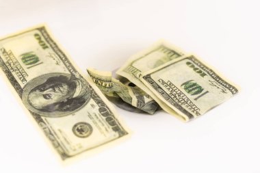 Kirli bir Amerikan yüz dolarlık banknot temizlik. kara borsada para. Erkekler lavabo su jetleri yakınındaki elinde 100 dolarlık banknotlar.