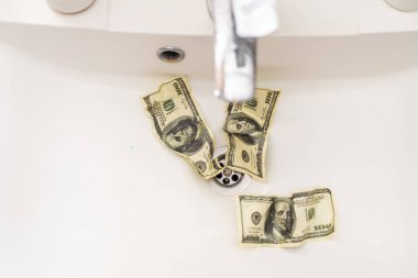 Kirli bir Amerikan yüz dolarlık banknot temizlik. kara borsada para. Erkekler lavabo su jetleri yakınındaki elinde 100 dolarlık banknotlar.