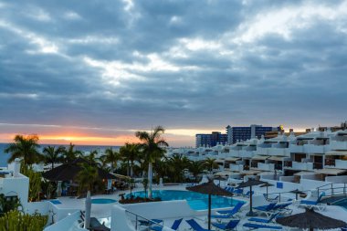 güzel gün batımını teraslar manzara plaj.