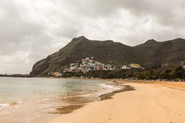 mükemmel kumsal sıcak yaz gününde.