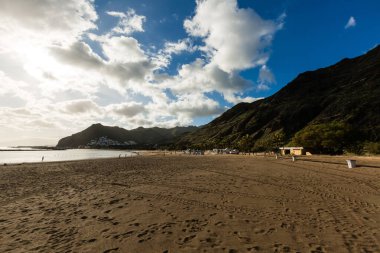 Santa Cruz de Tenerife yakınlarındaki Teresitas sahilinde Kanarya Adaları, İspanya