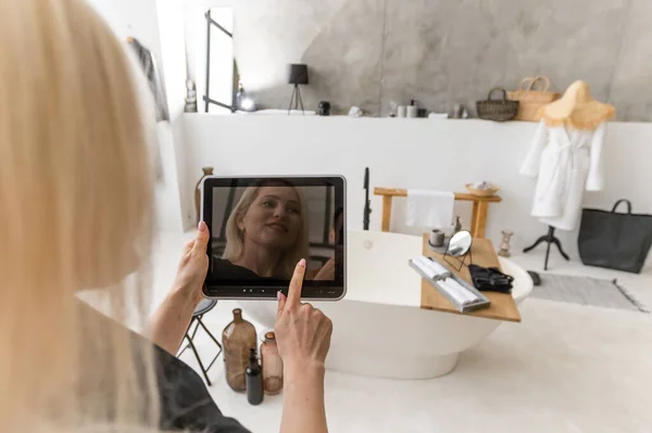 Foto Uma Jovem Sentada Janela Usando Tablet Digital Casa — Fotografia de Stock