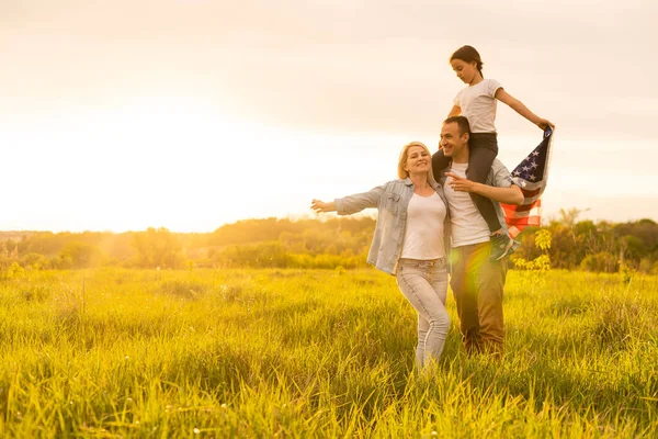 Verão Família Americana Com Bandeira Dos Estados Unidos — Fotografia de Stock