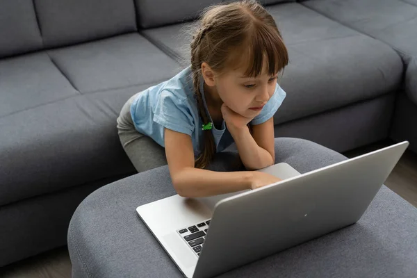Klein Meisje Studeren Met Computer Klein Meisje Met Laptop Online — Stockfoto