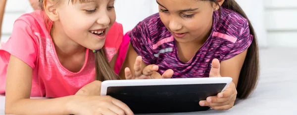 Люди Дети Технологии Друзья Концепция Дружбы Девочки Ищущие Планшетные Компьютеры — стоковое фото