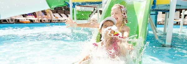 Duas Meninas Divertidas Pulando Piscina — Fotografia de Stock