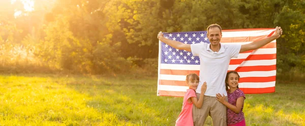 국기를 가지고 부모와 자녀들은 가지고 어머니 아버지 그리고 딸들은 안개낀 — 스톡 사진