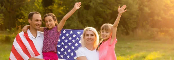 日落时分 在麦田里挂着美国国旗的快乐家庭 独立日 7月4日 — 图库照片