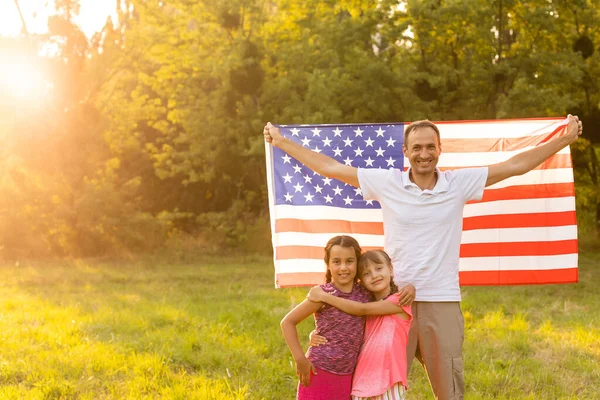 Padres Niños Con Bandera Americana Están Jugando Con Una Cometa — Foto de Stock