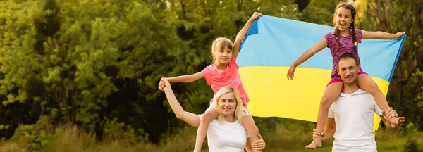 Прапор України Руках Маленької Дівчинки Полі Дитина Несе Пурхаючий Синій — стокове фото