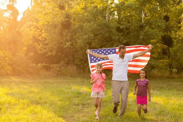 Föräldrar Och Barn Med Amerikansk Flagga Leker Med Färgglad Drake — Stockfoto