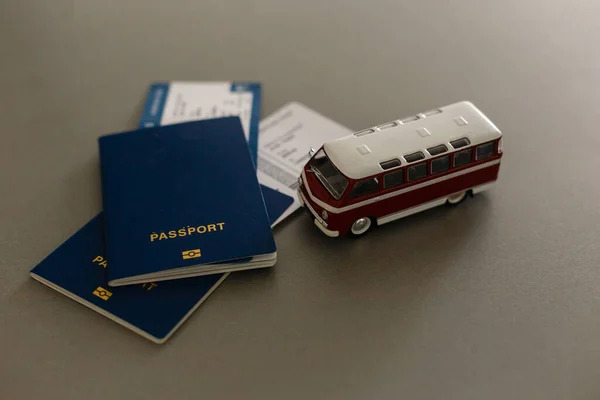 Paszporty Zabawkowy Autobus Bilety Koncepcja Podróży — Zdjęcie stockowe