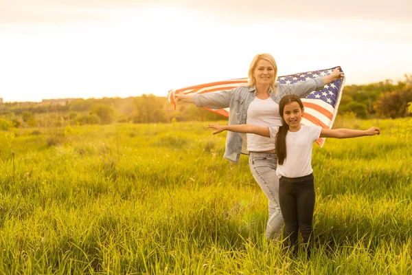 Matka Dcera Americkou Vlajkou Krásném Poli — Stock fotografie