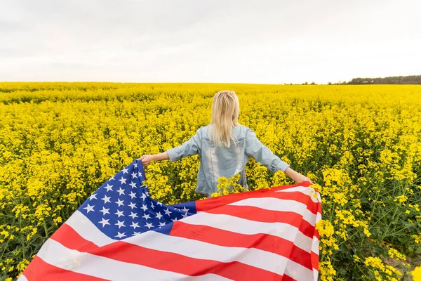 Land Patriotism Självständighetsdag Och Människor Koncept Glad Leende Ung Kvinna — Stockfoto