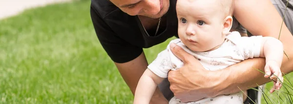 Kisfiú Megteszi Első Lépéseket Apa Segítségével Parkban — Stock Fotó