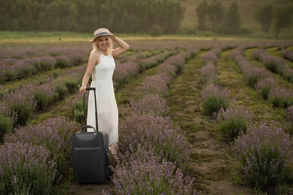 Kvinna Med Resväska Lavendel Fält Sommaren Eftermiddag — Stockfoto