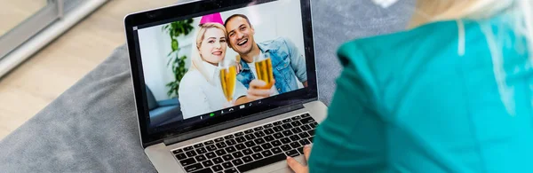 모자를 웹캠으로 가족들에게 전화하는 부엌에 노트북 컴퓨터가 여자가 휴일에 채팅을 — 스톡 사진
