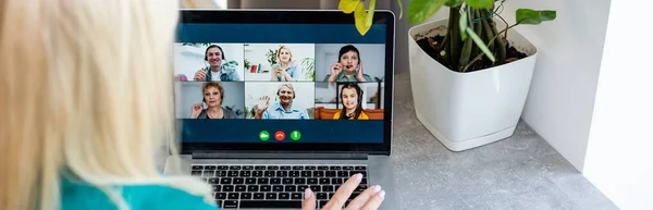 Mujer Teniendo Video Chat Con Colegas Mesa Oficina Primer Plano — Foto de Stock