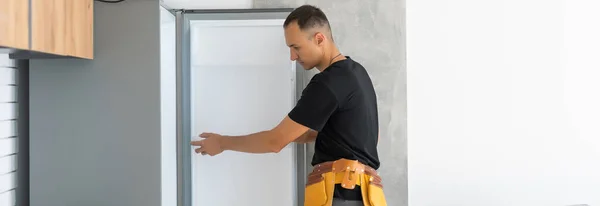 Junge Männliche Techniker Überprüfen Kühlschrank Mit Digitalem Multimeter — Stockfoto