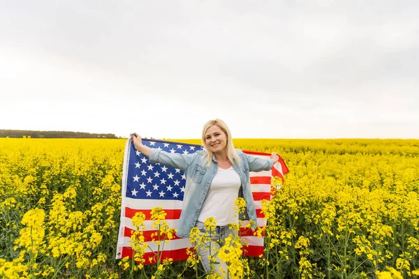 Land Patriotism Självständighetsdag Och Människor Koncept Glad Leende Ung Kvinna — Stockfoto