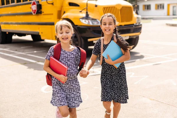 Vzdělání Usmívající Studenti Přátelé Připraveni Školy Vedle Školního Autobusu — Stock fotografie