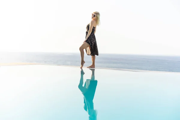 Eine Attraktive Junge Frau Steht Pool Mit Panoramablick — Stockfoto