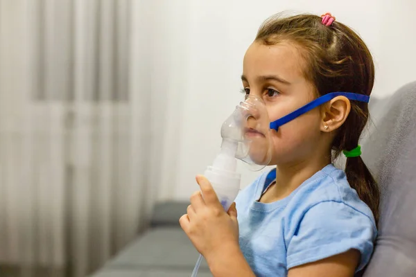 Little Girl Use Inhaler Nebulizer Child Asthma Inhaler Nebulizer Steam — Fotografia de Stock