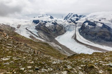 Yukarıdaki çarpıcı dağların ve buzulların manzarası, İsviçre