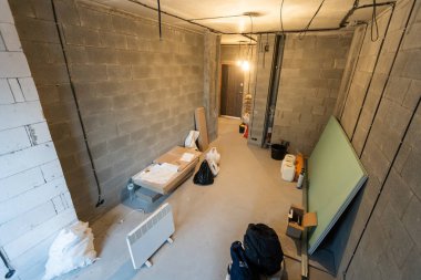 Dairede alçıpan duvarları yapmak için metal çerçeveler - alçıpan - alçıpan için çalışma süreci inşaat, yenileme, yenileme, yenileme, uzatma, restorasyon ve yeniden yapılanma aşamasında.