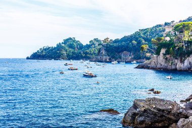 Ligurya ve Akdeniz limanında denize demirlemiş balıkçı tekneleri Ulusal Park Cinque Terre Sahili kıyısındaki Riviera di Levante kıyısında mavi gökyüzü, Riomaggiore köyü, Liguria, İtalya