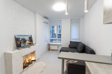 Rahat stüdyo daire tasarımı. Yatak odası, oturma odası ve mutfak köşesi olan bir otel odası. Daire ve iç mekan kavramı.