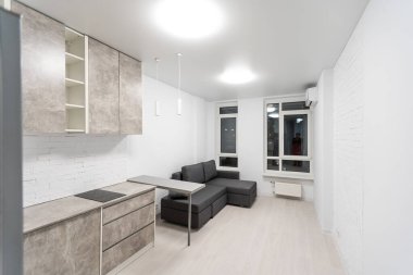 Açık mutfak ve oturma odası olan çağdaş bir daire..