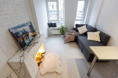 Rahat stüdyo daire tasarımı. Yatak odası, oturma odası ve mutfak köşesi olan bir otel odası. Daire ve iç mekan kavramı.