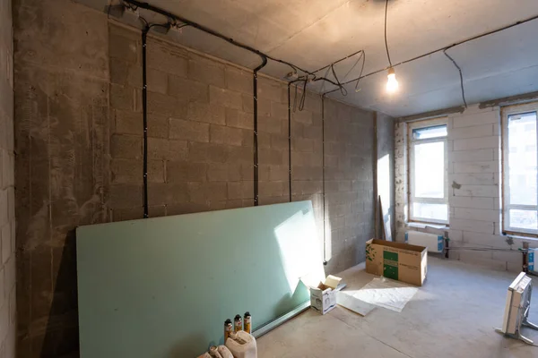 装修和施工期间公寓的内部 — 图库照片