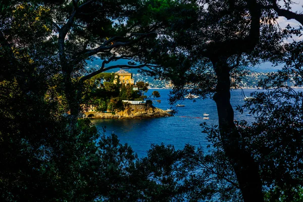 Ligurya ve Akdeniz limanında denize demirlemiş balıkçı tekneleri Ulusal Park Cinque Terre Sahili kıyısındaki Riviera di Levante kıyısında mavi gökyüzü, Riomaggiore köyü, Liguria, İtalya